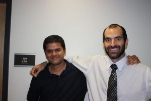 Con Vishal, frente al lab